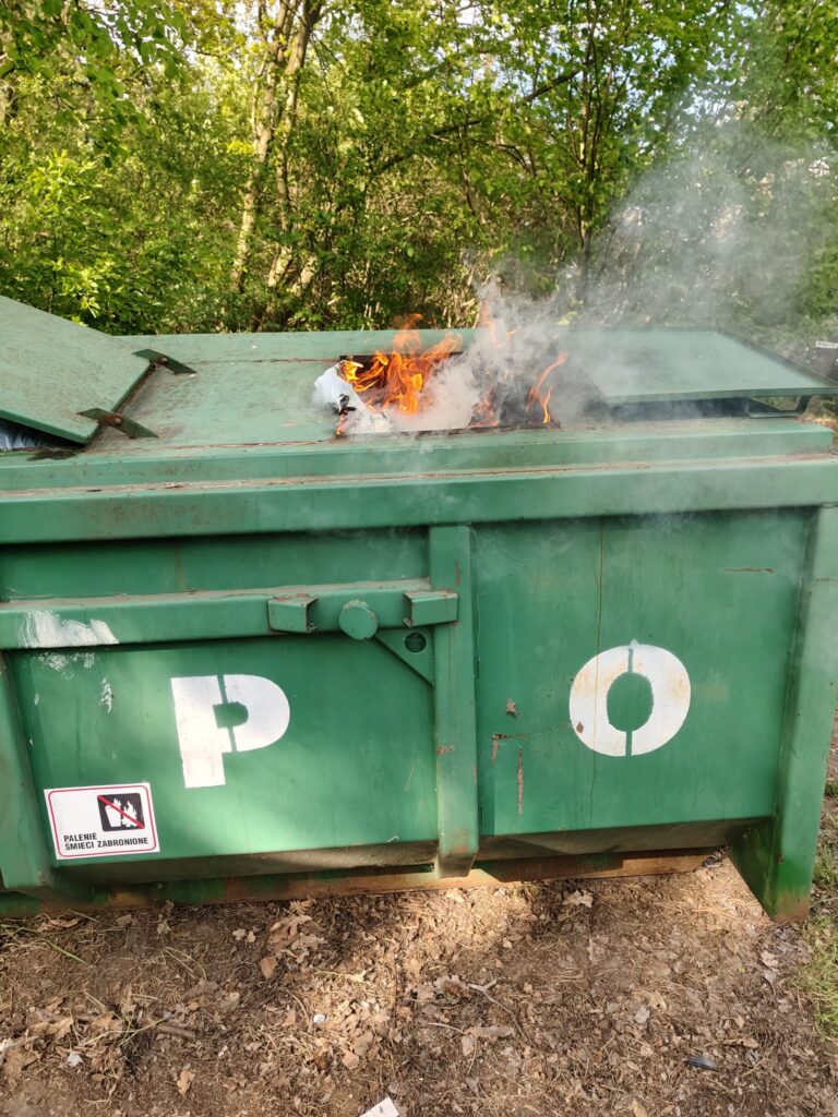 Ktoś wyrzucił brykiet z grilla do kontenera