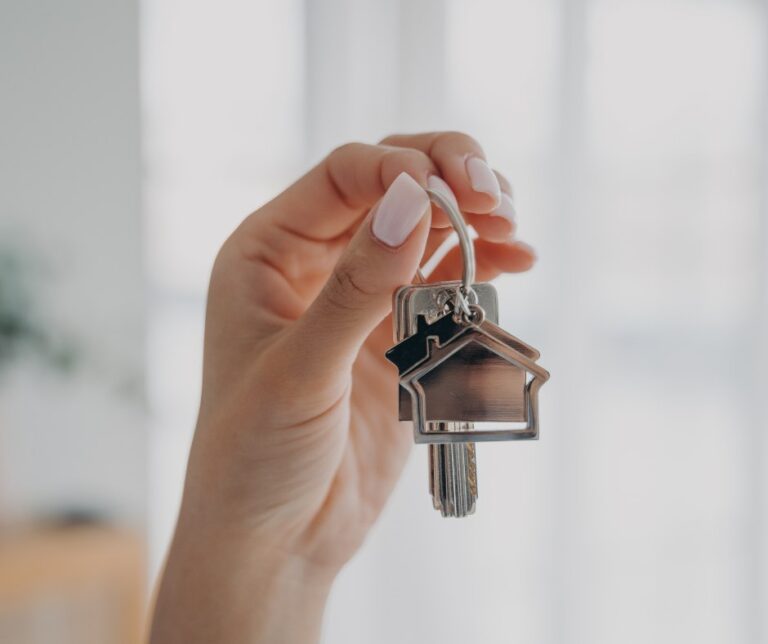 Znaleziono kluczę przy bramie nr. 1.